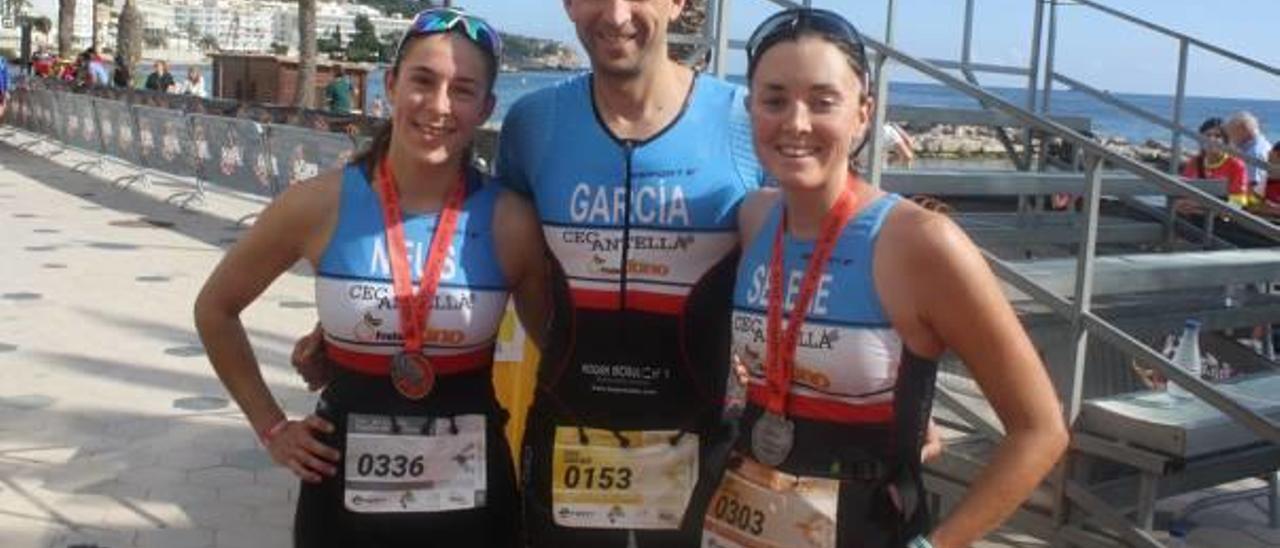 Selene Cuenca y Neus Lluch junto a Sergio Cerdà tras el triatlón celebrado en Ibiza.