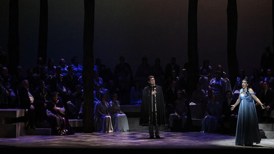 Miren Urbieta-Vega (Elsa), a la derecha, en su aparición en escena en el primer acto de &quot;Lohengrin&quot;.