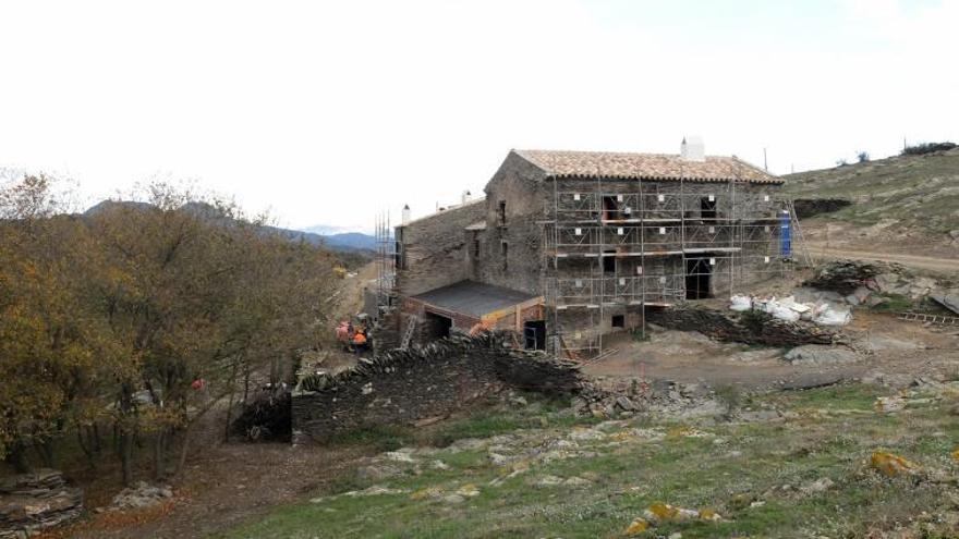 El Mas dels Arbres, que manté l’estructura original malgrat les obres que s’hi estan fent. CONXI MOLONS 