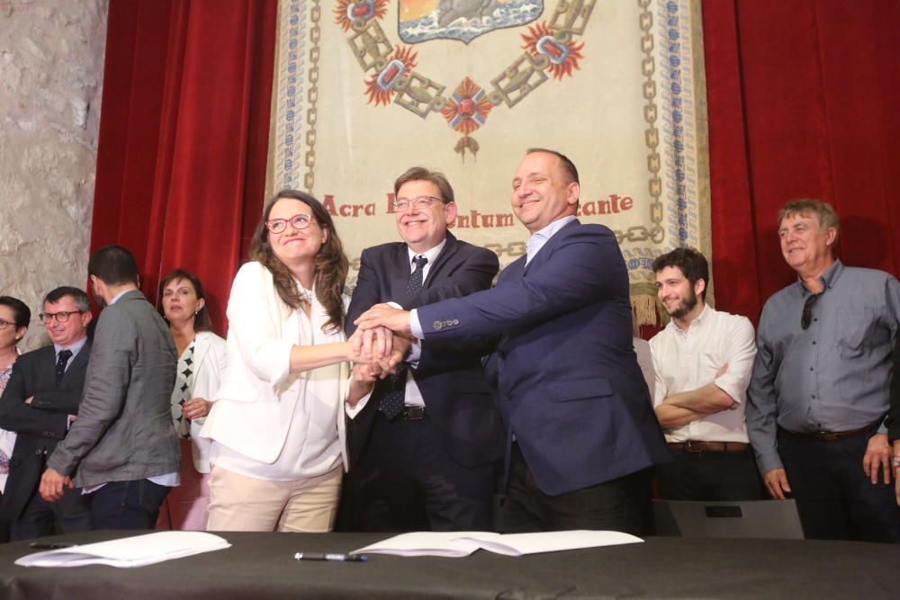 Ximo Puig, Mónica Oltra y Rubén Martínez Dalmau firman el pacto del Botànic II.