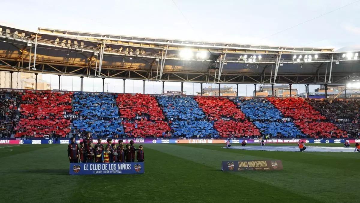 El tifo del Ciutat de València en los instantes previos al inicio de partido.