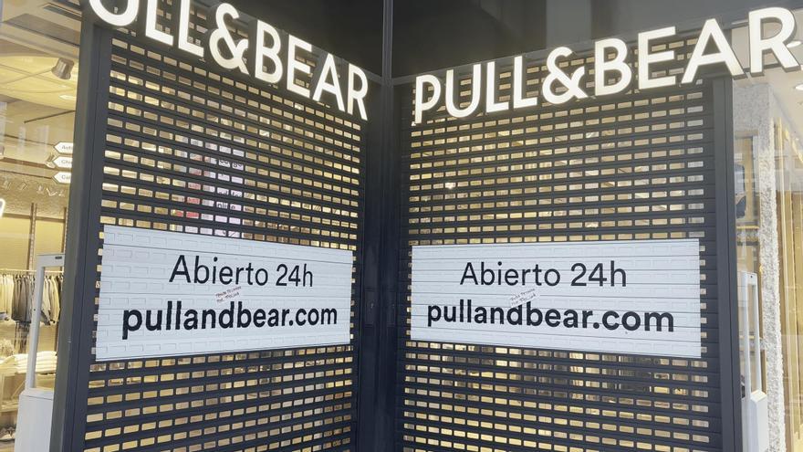 Primer día de rebajas con varios comercios cerrados en el textil de A Coruña