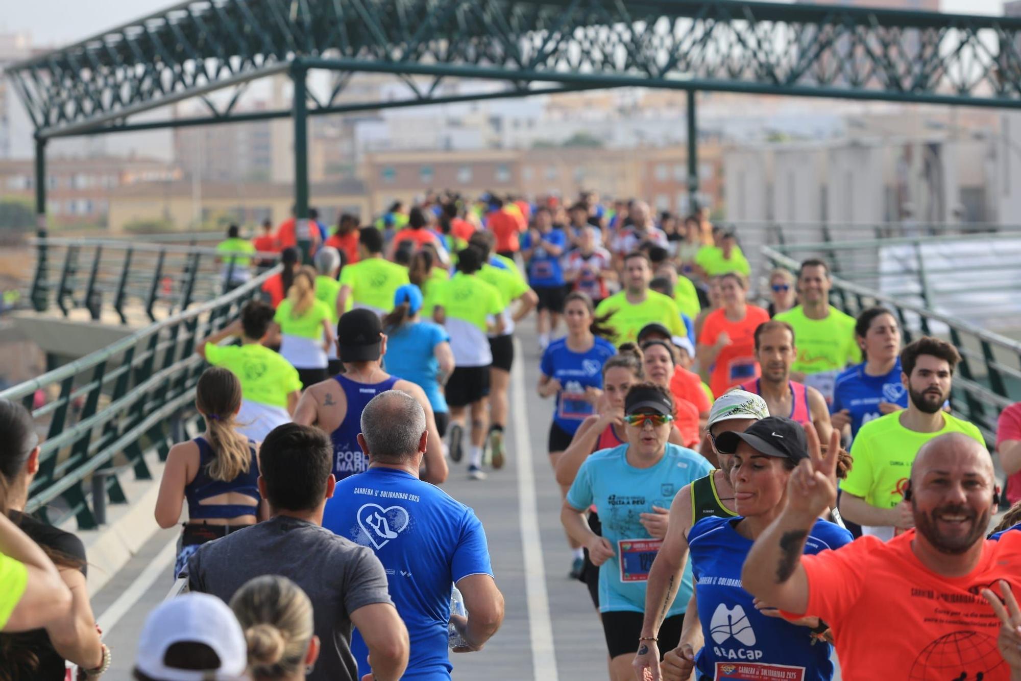 Búscate en la Carrera de la Solidaridad de València: así ha sido el paso por un puente mítico de la ciudad