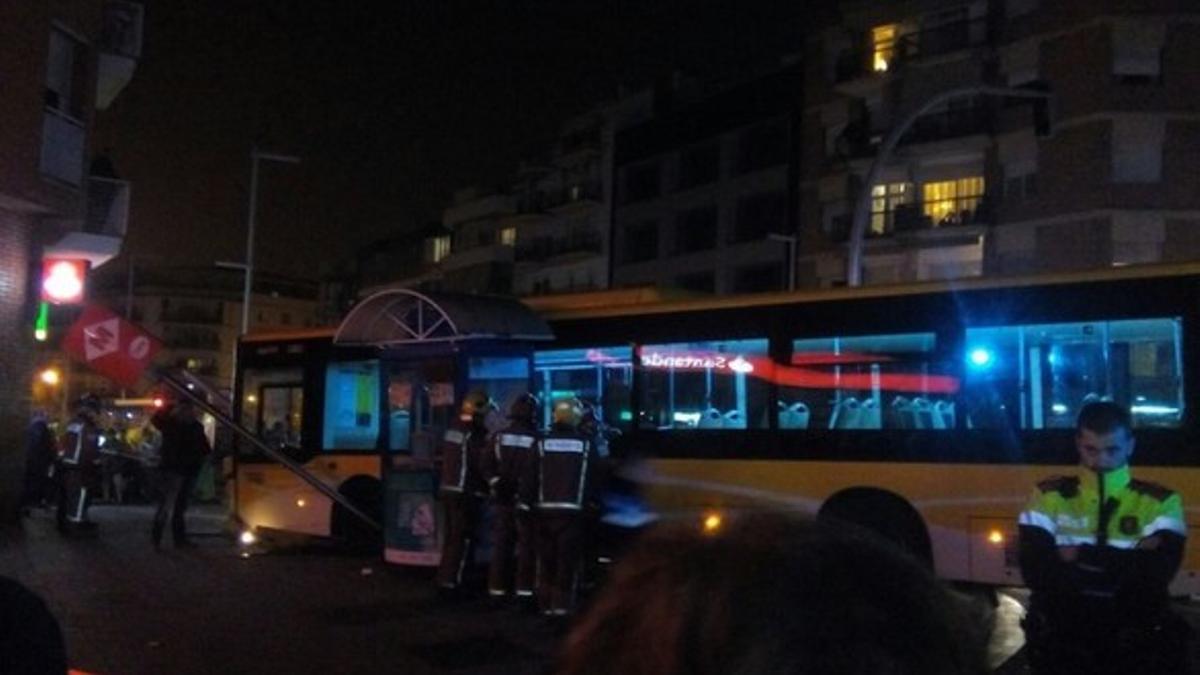 El autobús de la línea 31 ha quedado empotrado junto a caseta de la ONCE en la plaza de la Vila de Santa Coloma.