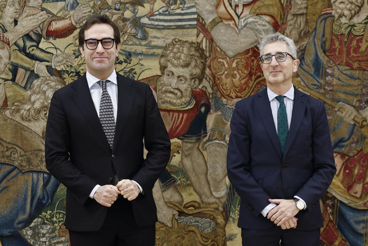 El vicepresidente primero y ministro de Economía, Comercio y Empresa, Carlos Cuerpo (i), y el ministro de Hacienda, Arcadi España (d), durante la jura de su cargo.
