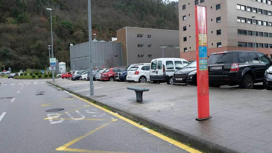 La parada de autobús del barrio de Nuevo Santullano, ayer, sin marquesina.