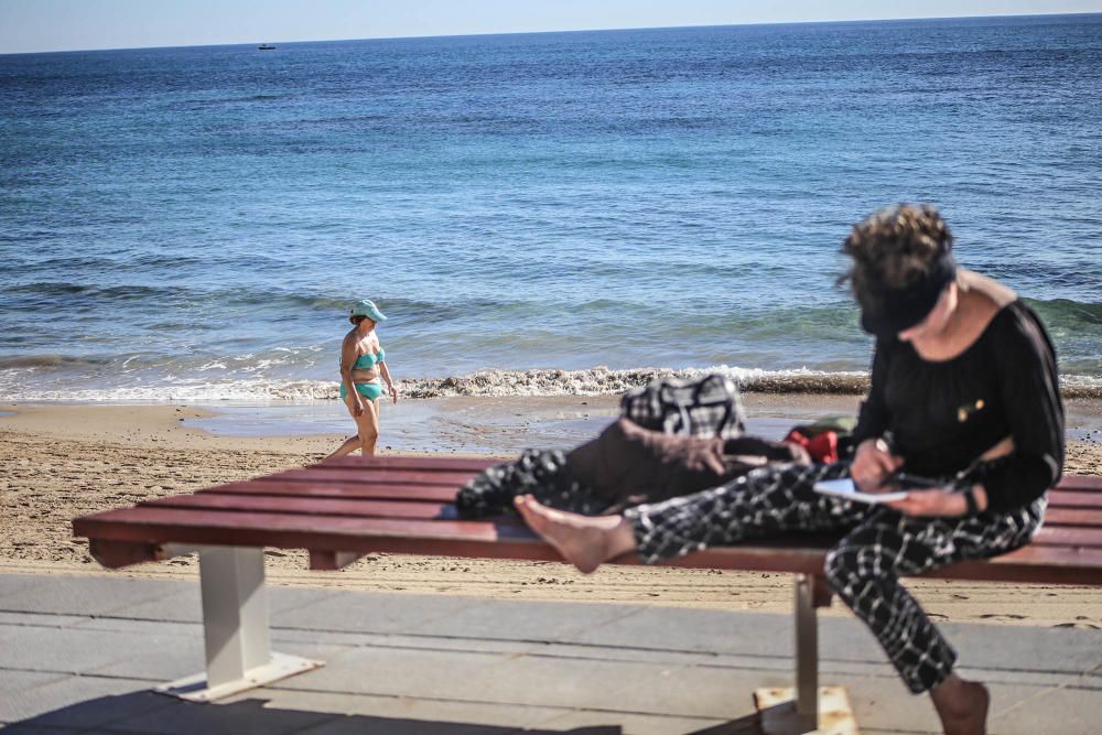 Las inusuales altas temperaturas han animado en los últimos días la afluencia a las playas de la Vega Baja. Aquí imágenes de la playa del Cura en Torrevieja.