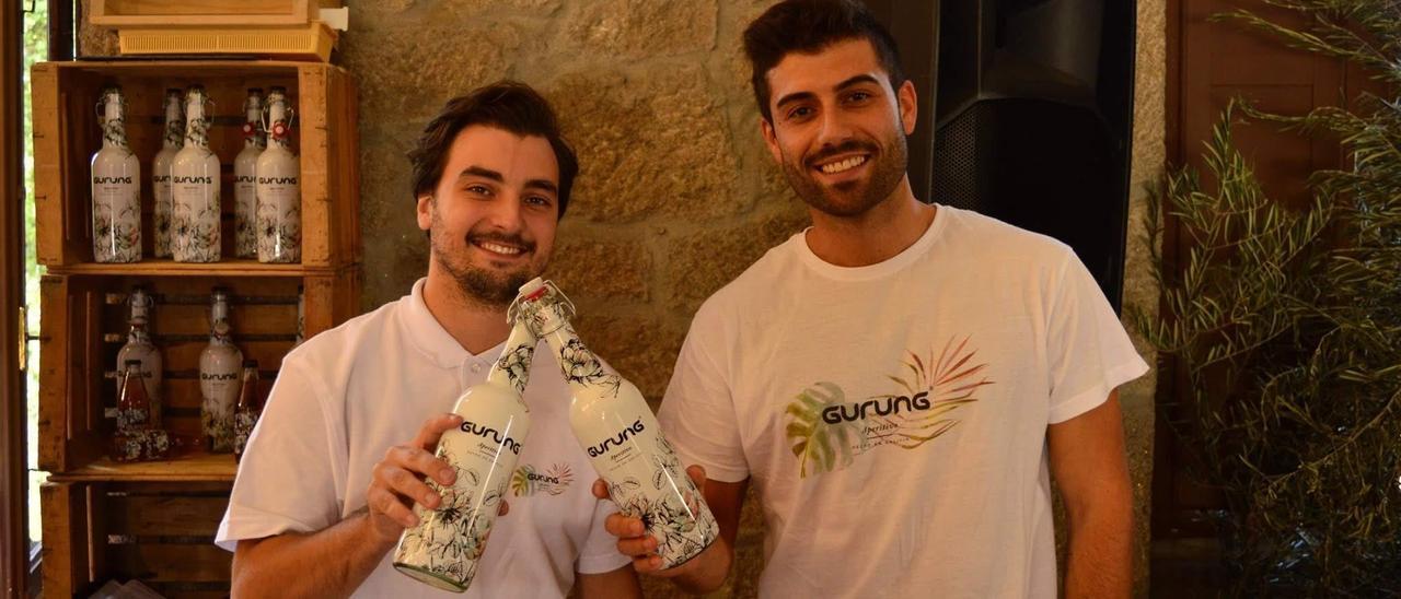 Álvaro Rodríguez y Hugo Pérez elaboran un aperitivo con productos locales.