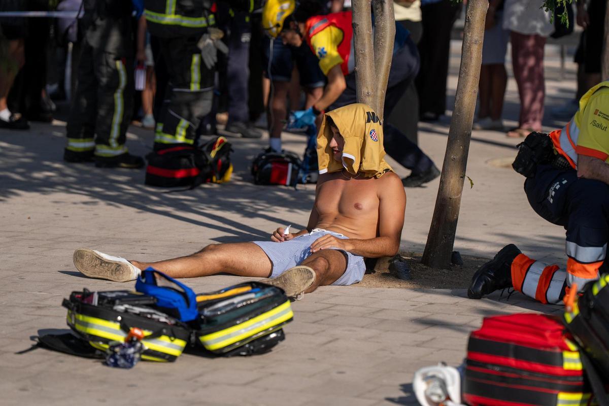 Un incendio en la catenaria del metro de Barcelona obliga a cerrar el Clot y desalojar Glòries
