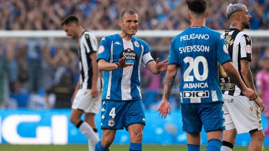 Álex se despide en el césped de Riazor