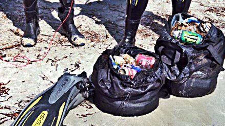 Plásticos en una jornada de limpieza en la playa de ses Figueretes.