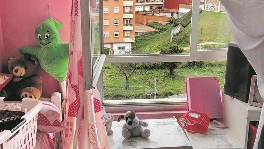 Habitación que el pequeño compartía con su hermana de 7 años, en un cuarto piso del edificio &quot;San Antonio&quot;, en la calle Argañosa de Oviedo.