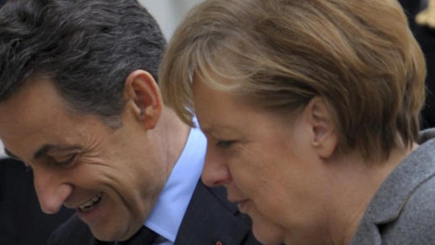 Nicolas Sarkozy y Angela Merkel se han reunido este lunes en París.