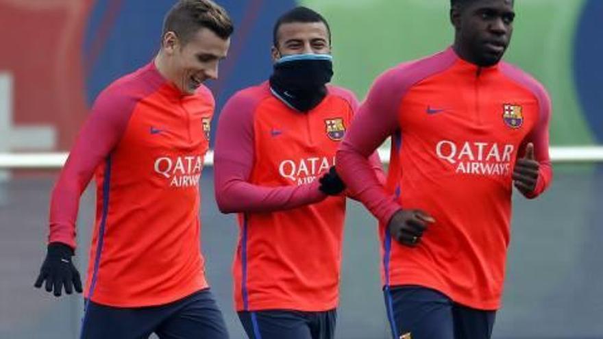 Digne, Rafinha y Umtiti durante el entrenamiento del Barcelona.