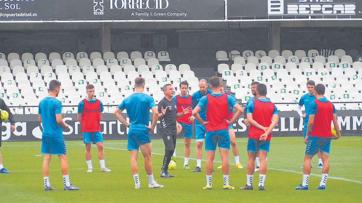 Los jugadores del primer equipo del CD Castellón atienden a las indicaciones del preparador Sergi Escobar, durante el entrenamiento que realizaron el pasado viernes en el Estadio Castalia.