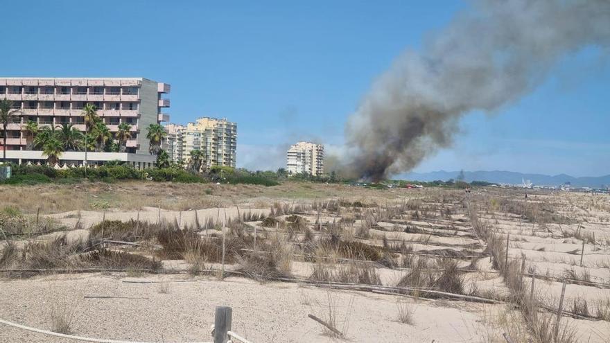 Última hora del incendio en la Devesa del Saler: el fuego obliga a cortar la CV-500