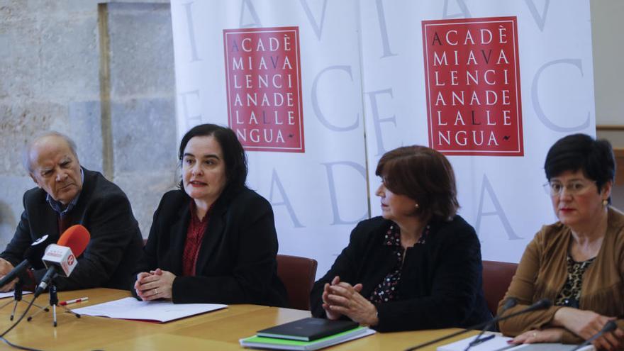 La presidenta de la comissió, Maribel Guardiola, explica les activitas que es realitzaran.  M. Á. MONTESINOS