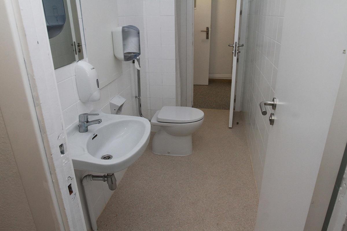 Baño compartido entre dos habitaciones (hasta cuatro mujeres), en la planta de Obstetricia y Ginecología.