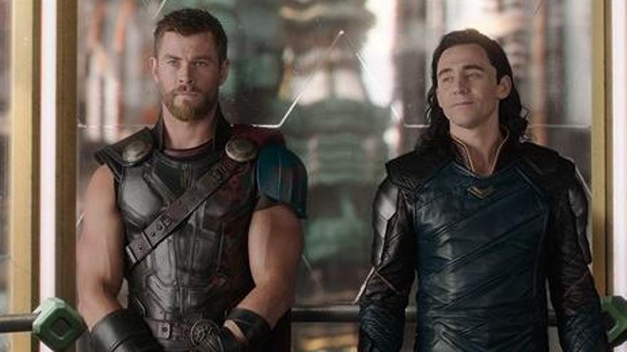 Christopher Hemsworth y Tom Hiddleston en &#039;Thor: Ragnarok&#039;.