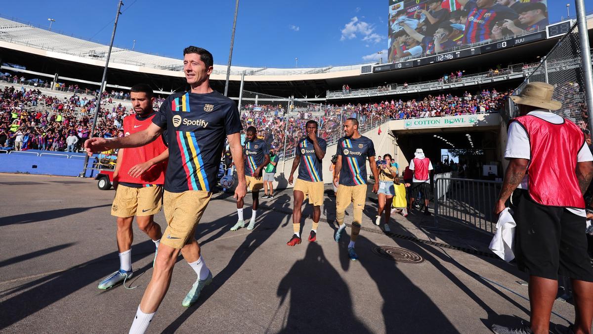 Lewandowski saltando al campo.