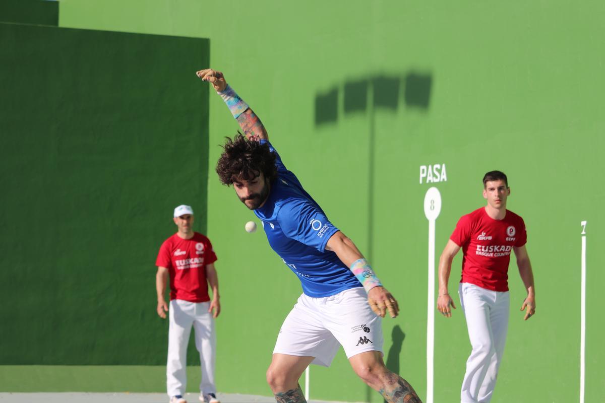 Adrián va brillar davant Euskadi, tot i la derrota a semifinals en Frontó