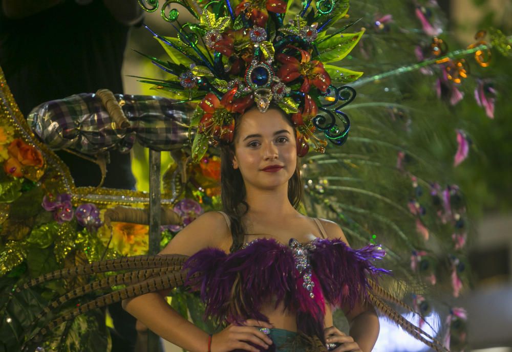 El desfile folclórico internacional de las Hogueras de Alicante llena de color las calles de la ciudad