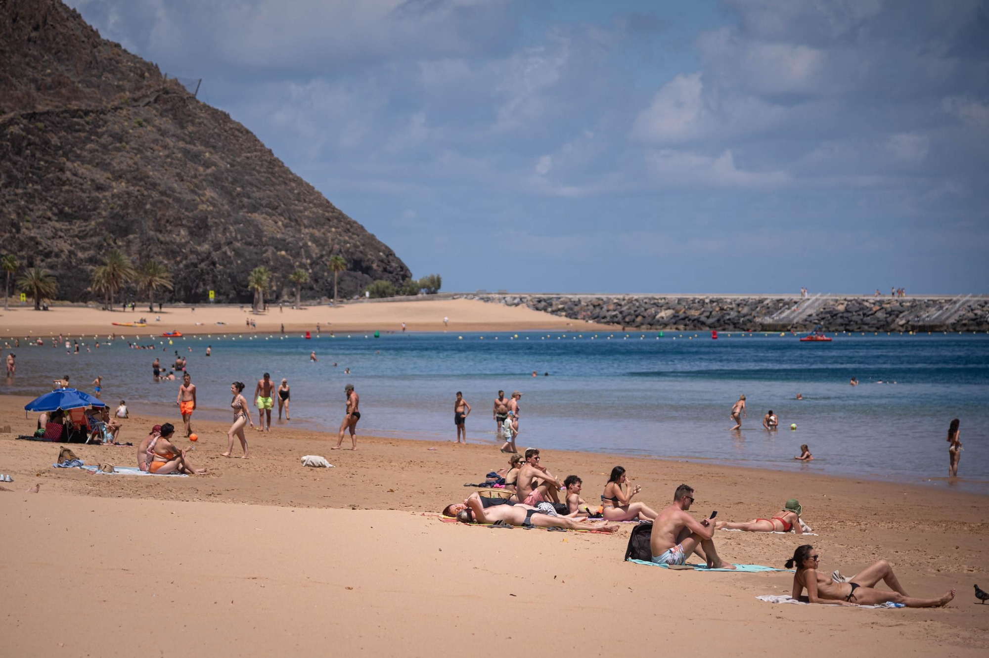 Los tinerfeños disfrutan del buen tiempo en la costa de Santa Cruz