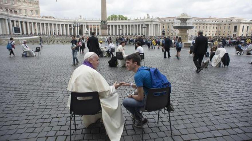El Papa confiesa por sorpresa a 16 jóvenes en el Vaticano