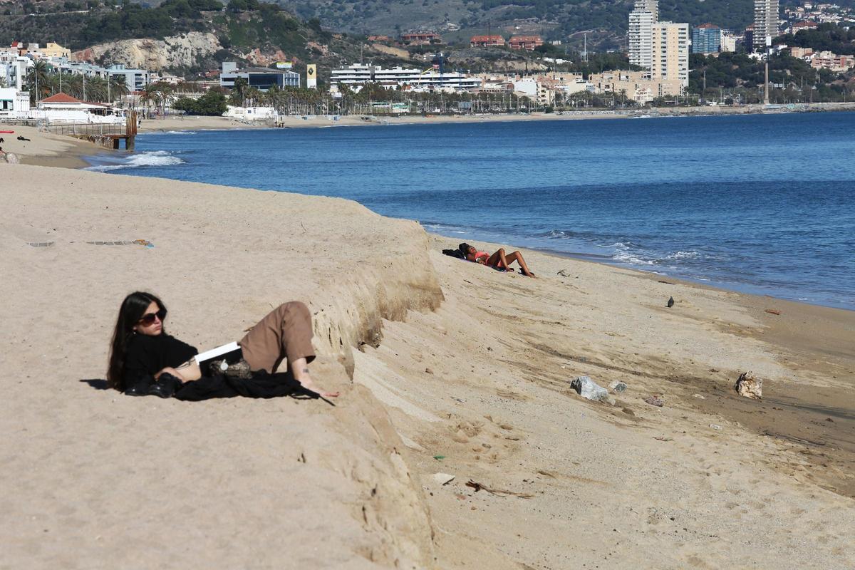 Algunas playas de Badalona pierden arena tras el temporal