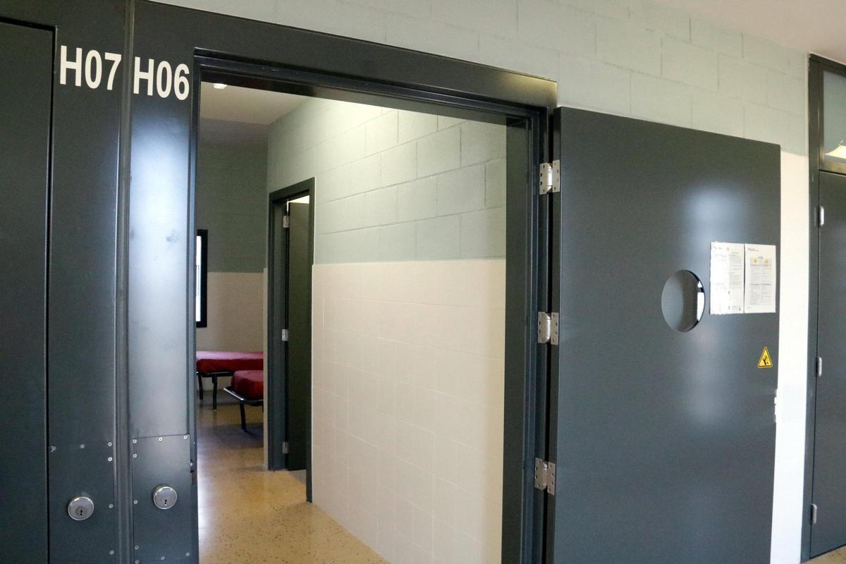 Habitació de la unitat per a interns vulnerables a la presó de Figueres