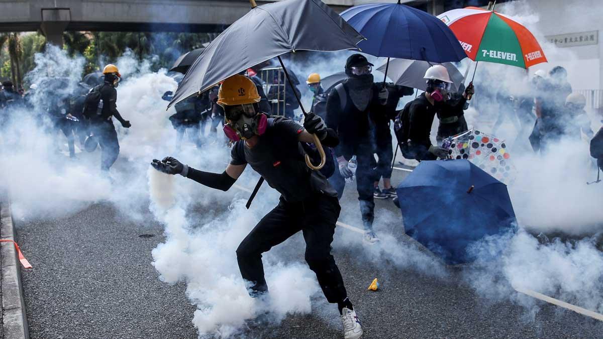 Manifestantes en Hong Kong salen a las calles a pesar de la prohibición del gobierno.