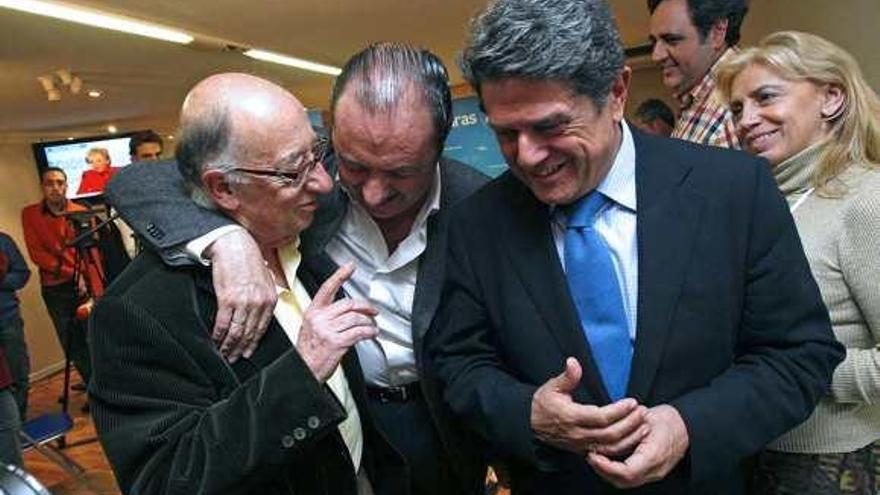 Julio de España, Joaquín Ripoll y Federico Trillo, en la noche electoral de los comicios de 2008.