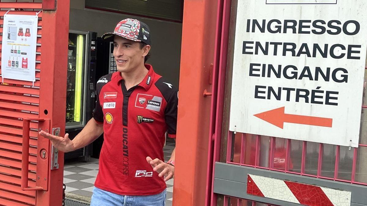 Marc Márquez abandonando, esta mañana, el hospital del circuito de Mugello.