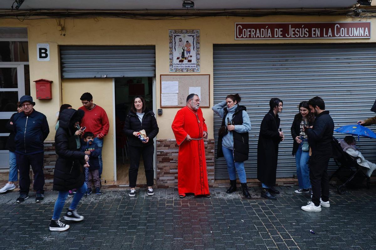 Lluvia el viernes en la procesión del Santo Entierro en València, que se retrasó una hora para que mejorara el tiempo.