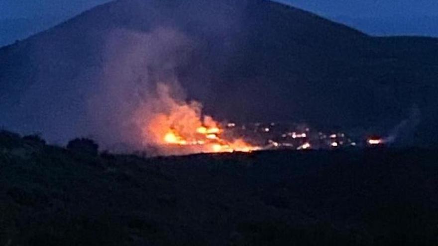 El fuego hizo saltar las alarmas en la noche de este martes.