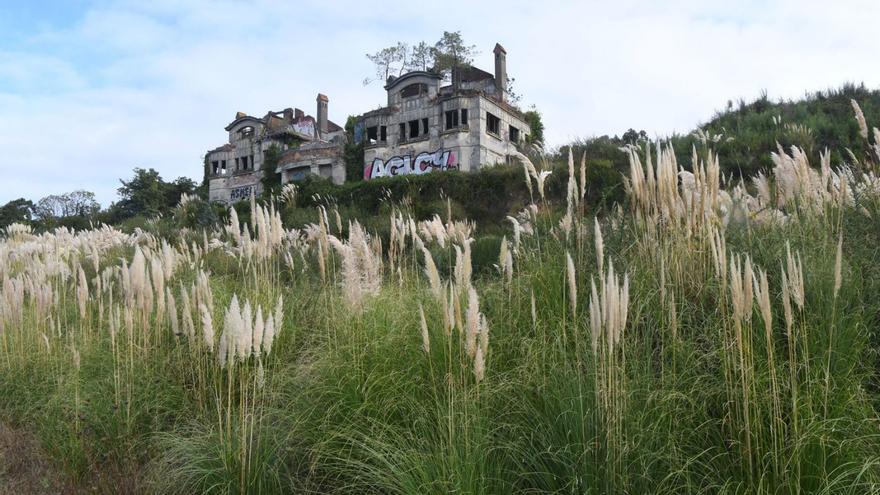 Vista de las casas Bailly y su entorno, junto a la N-VI, donde se prevé un área comercial. |   // CARLOS PARDELLAS