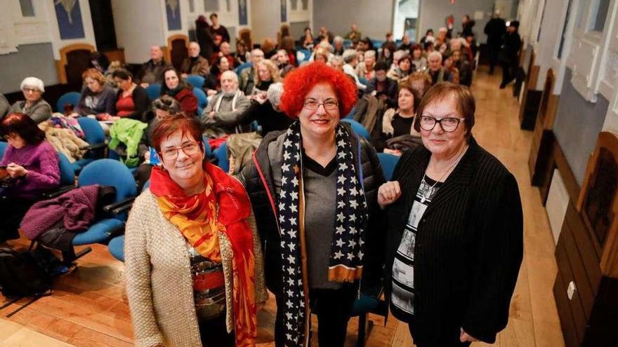 Por la izquierda, María Luisa San José, Ana Carpintero y Esperanza Negueroles, ayer, en el salón de actos del Centro de Cultura Antiguo Instituto, poco antes de las conferencias.