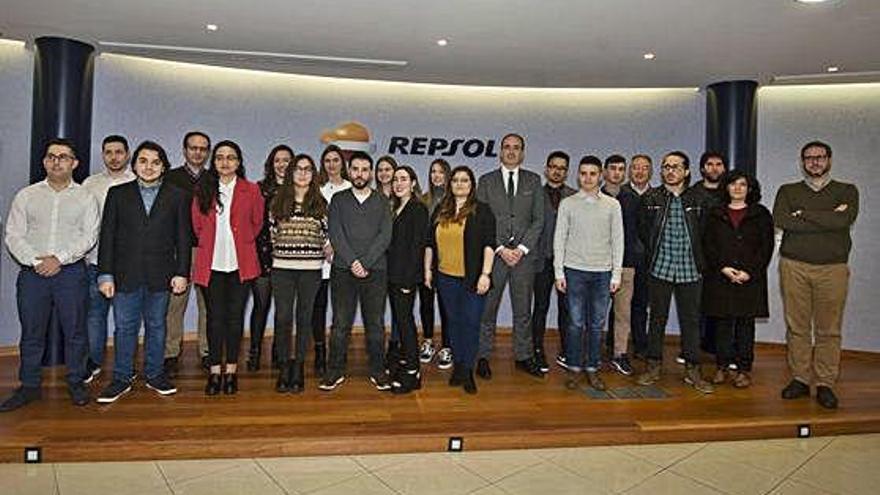 Repsol y la refinería entregan sus becas de FP