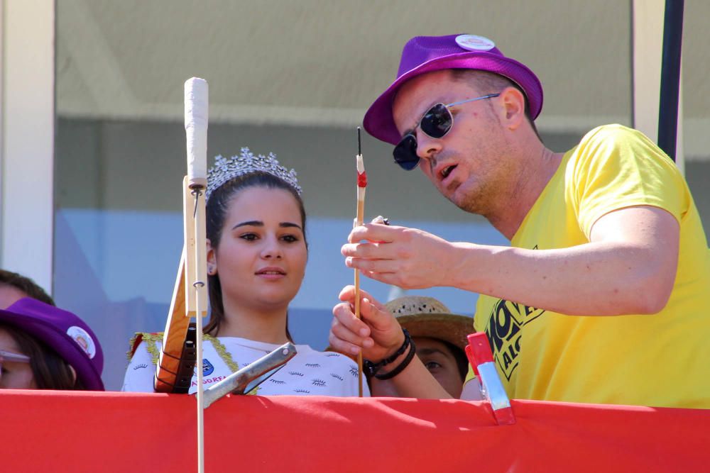 Centenares de personas llenan la Plaza de España para dar inicio a los festejos patronales en honor a la Virgen del Carmen.