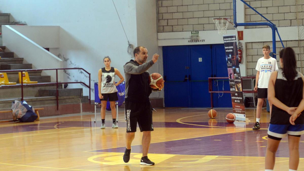 El entrenador del Joventut de Badalona durante su charla de ayer.