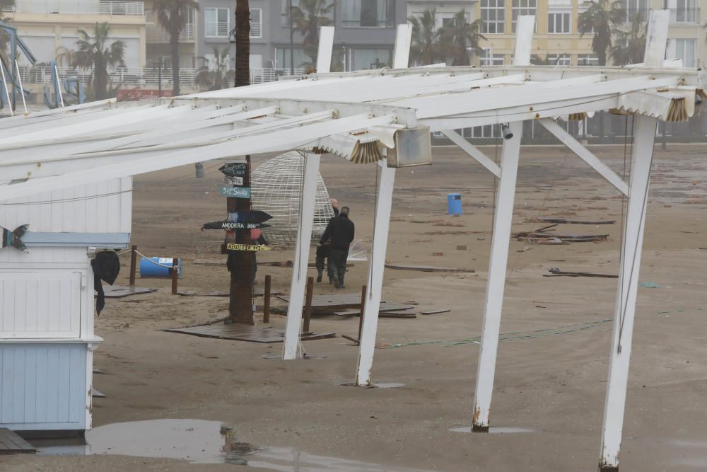 El temporal causa estragos en el Marina Beach Club de València