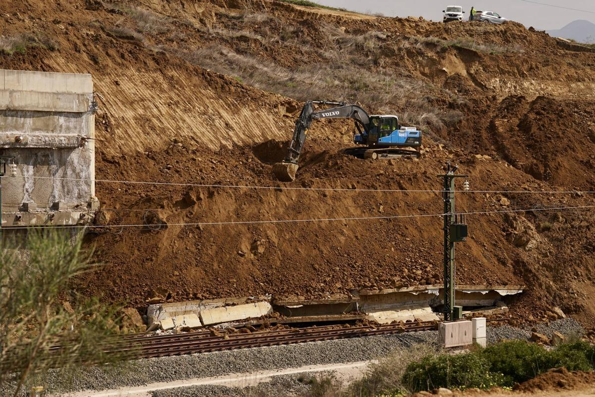 Trabajos en Álora en el deslizamiento de tierra que que mantiene cortada la línea AVE Madrid-Málaga desde el último temporal