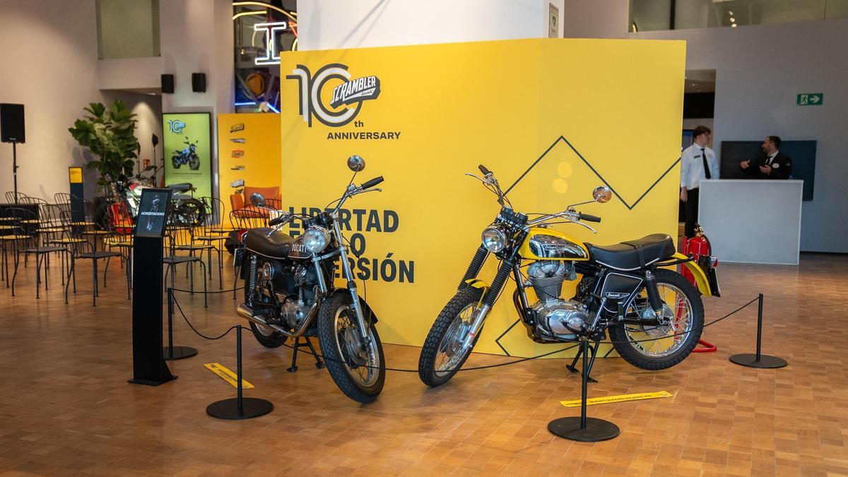 Ducati 250 Scrambler fabricada por Motorans en Barcelona con licencia de Ducati (Izq) y Ducati 250 Scrambler fabricada por Ducati (Der)