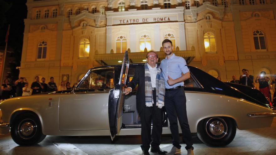 Juan Bastida sale del Rolls que lo condujo a la plaza de Romea para presentar su libro, recibido por el transcriptor de sus memorias, el periodista Víctor M. Mirete.