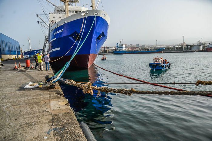 VERTIDO DE FUEL EN EL PUERTO