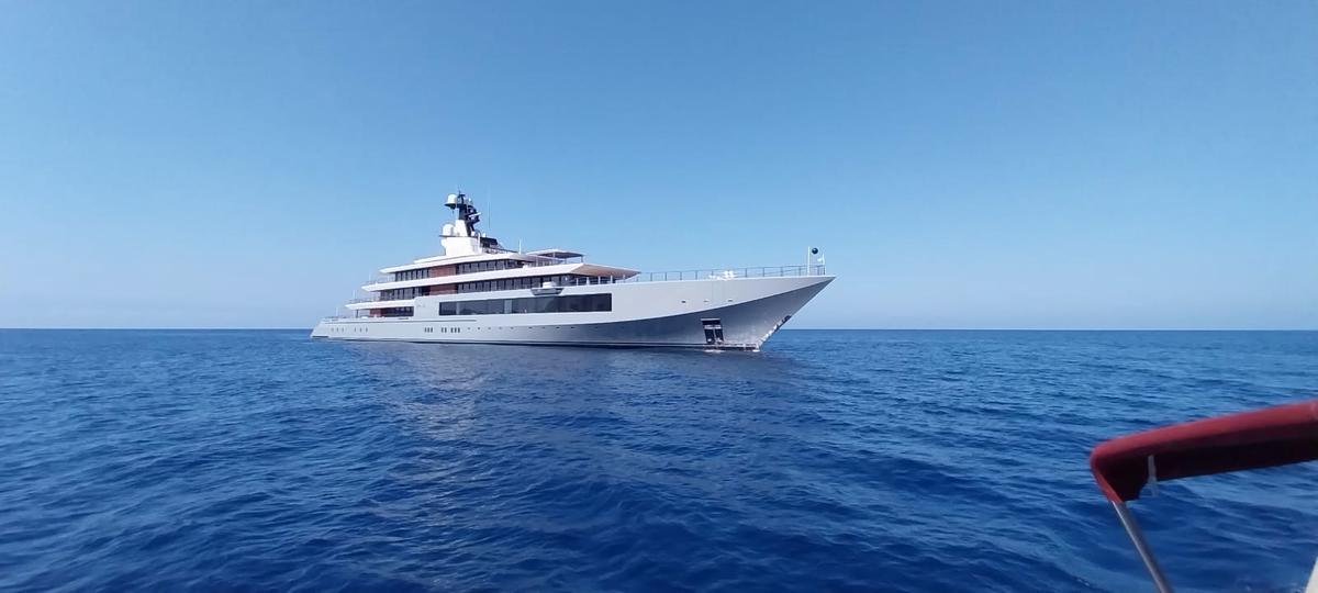 El megayate 'Seven Seas' de Steven Spielberg, valorado en 250 millones de dólares, fondeado frente a Andratx
