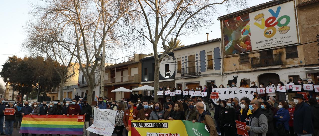 Protesta contra una agresión homófoba a un profesor de Bétera