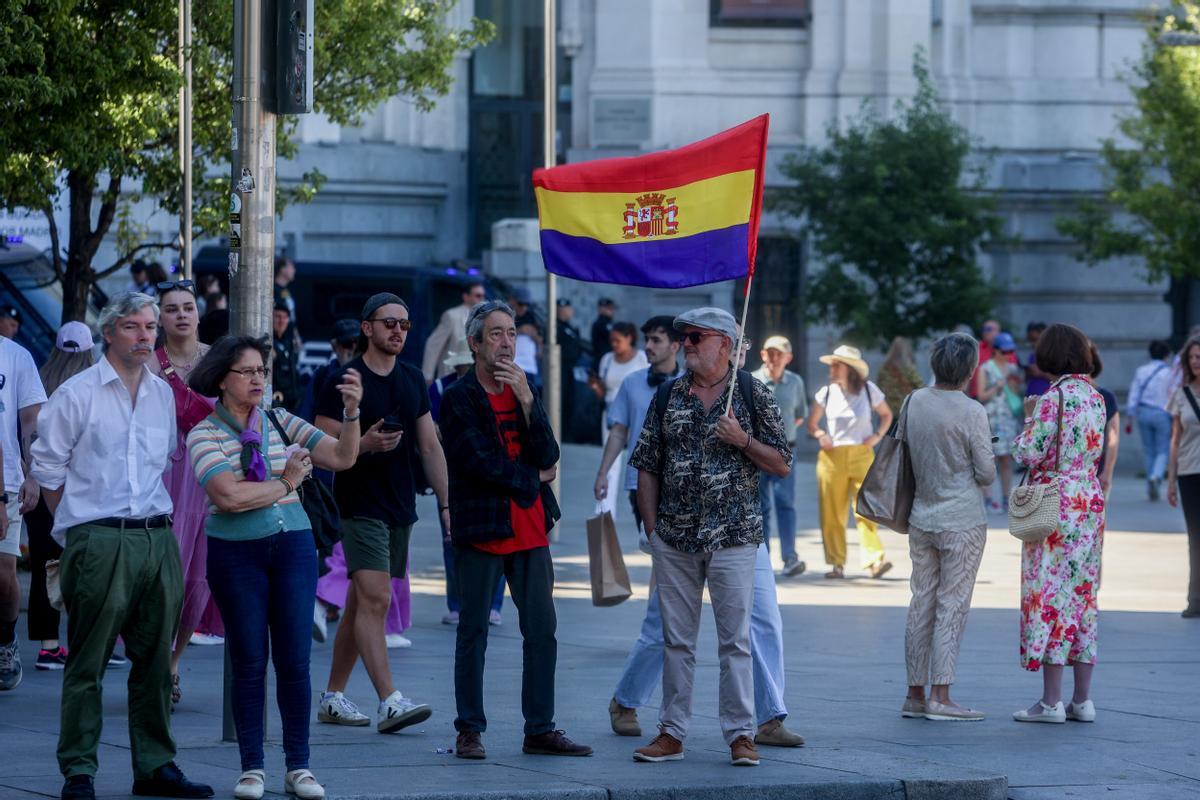 Cientos de personas durante una marcha contra la monarquía, a 16 de junio de 2024, en Madrid (España). Diversos colectivos han convocado una marcha republicana en el centro de Madrid en vísperas del aniversario de la coronación de Felipe VI, bajo el lema Monarquía no, democracia sí, al que han asistido dirigentes de Podemos. Hay tres puntos de salida, la Puerta de Alcalá, Colón y Neptuno para confluir las tres columnas en Cibeles y marchar de forma conjunta hacia la Puerta del Sol, para leer un manifiesto por parte del cineasta Benito Rabal, hijo del actor Paco Rabal, y por la periodista Irene Zugasti. 16 JUNIO 2024;REPÚBLICA;DEMOCRACIA;MONARQUÍA;MANIFESTACIÓN Ricardo Rubio / Europa Press 16/06/2024 / Ricardo Rubio;