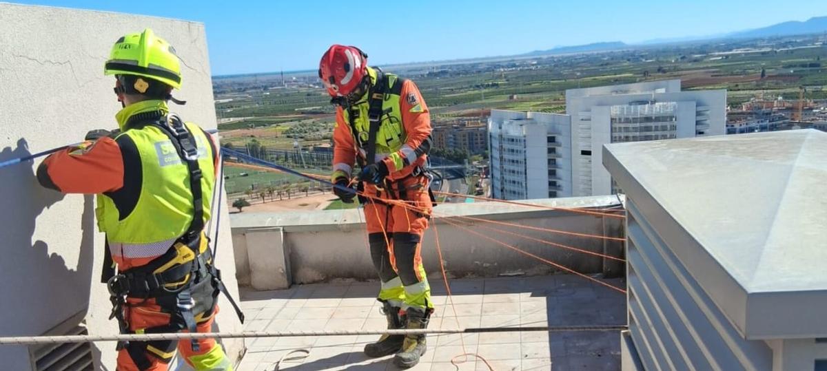 Trabajos de asegurar la fachada para evitar desprendimientos.
