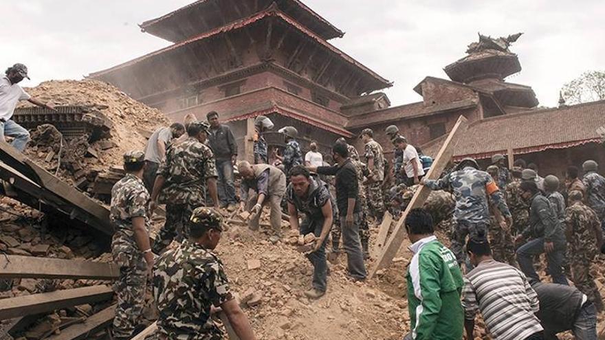 El terremoto se cobra ya 3.200 muertos y hunde Nepal en el caos